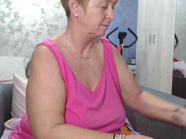 LovePinkLilli webcam