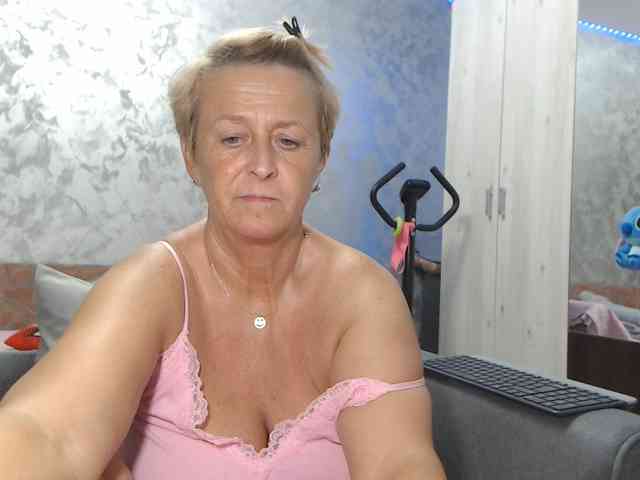 LovePinkLilli webcam