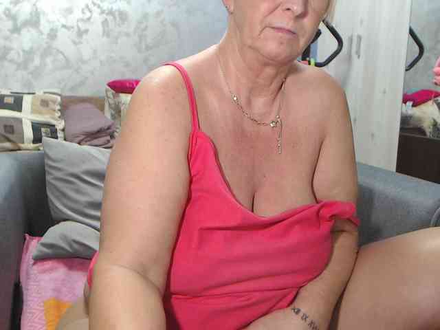 LovePinkLilli webcam