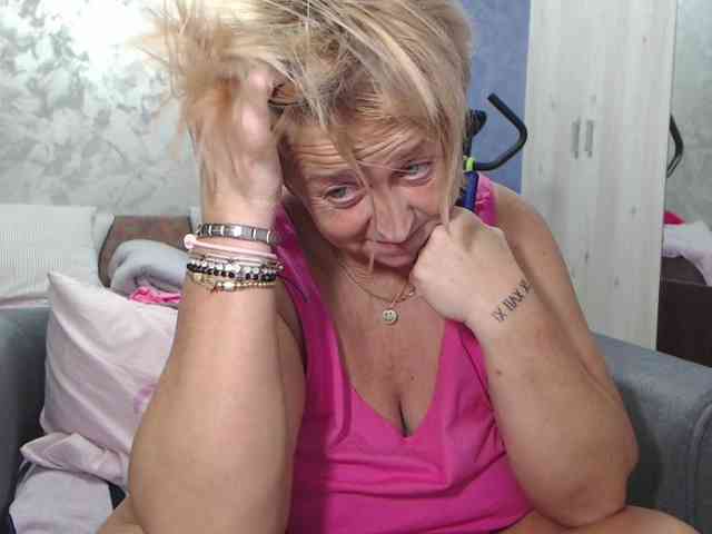 LovePinkLilli webcam