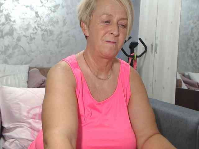 LovePinkLilli webcam