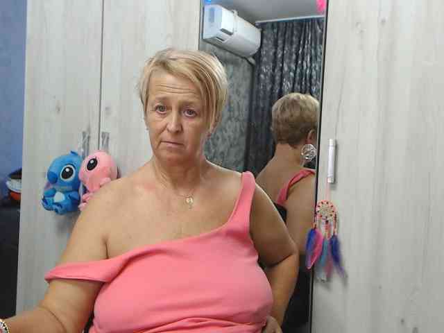 LovePinkLilli webcam