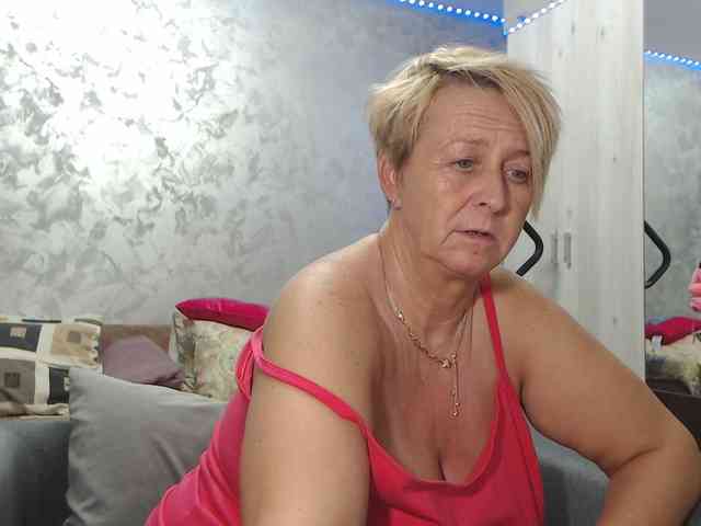 LovePinkLilli webcam