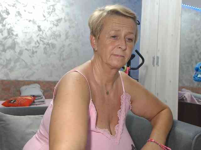 LovePinkLilli webcam