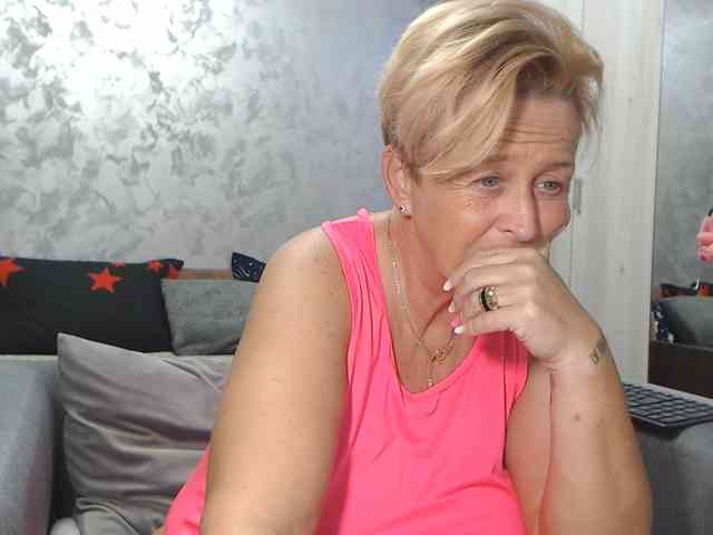 LovePinkLilli webcam