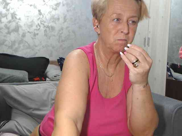 LovePinkLilli webcam