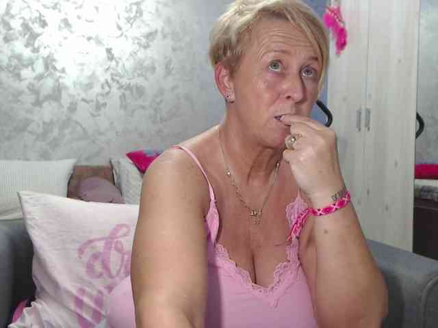 LovePinkLilli webcam