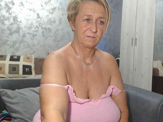 LovePinkLilli webcam