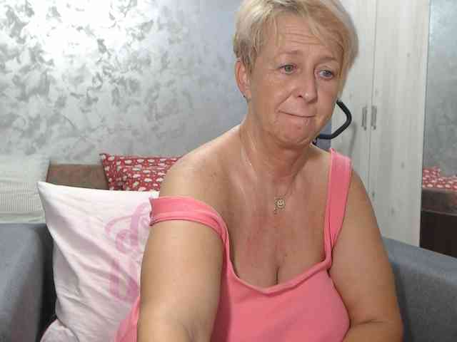 LovePinkLilli webcam