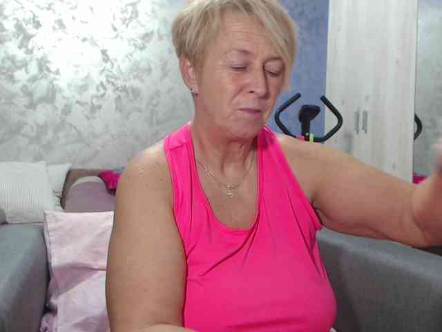 LovePinkLilli webcam