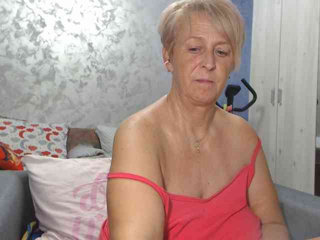LovePinkLilli webcam