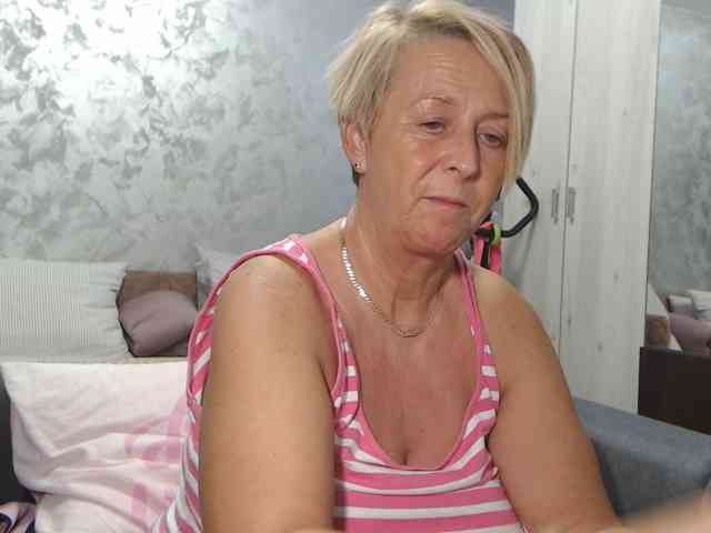 LovePinkLilli webcam