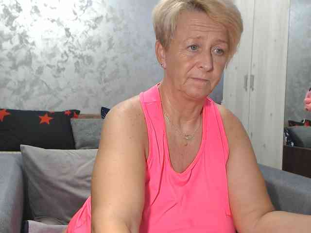 LovePinkLilli webcam