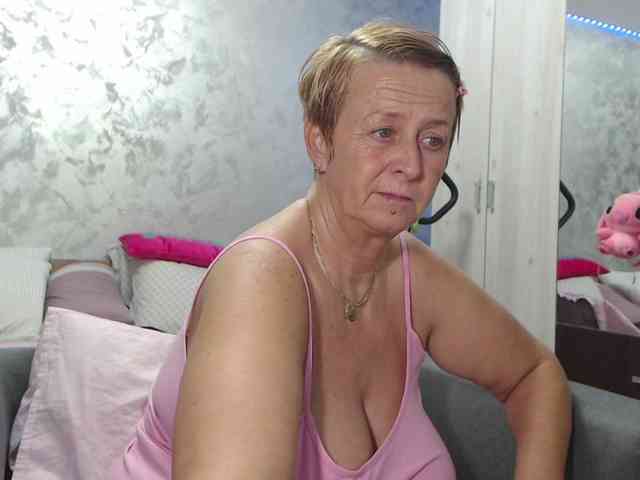 LovePinkLilli webcam