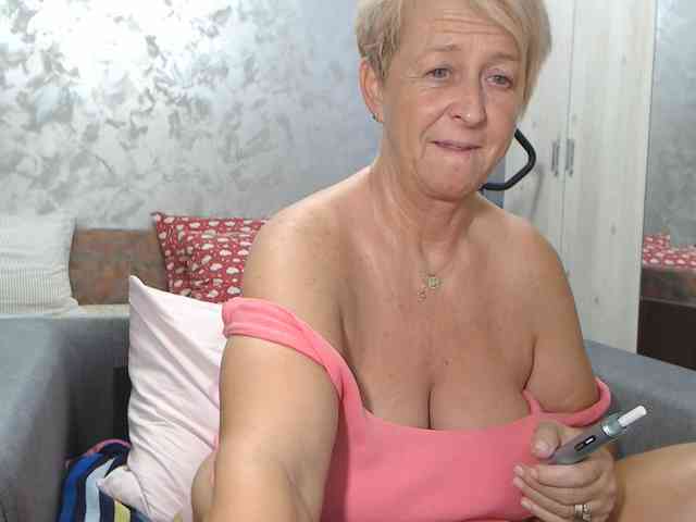 LovePinkLilli webcam