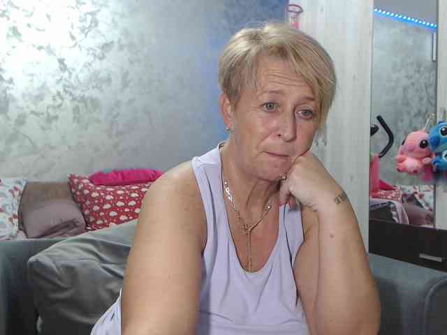 LovePinkLilli webcam