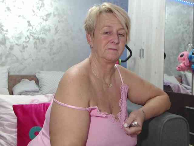 LovePinkLilli webcam