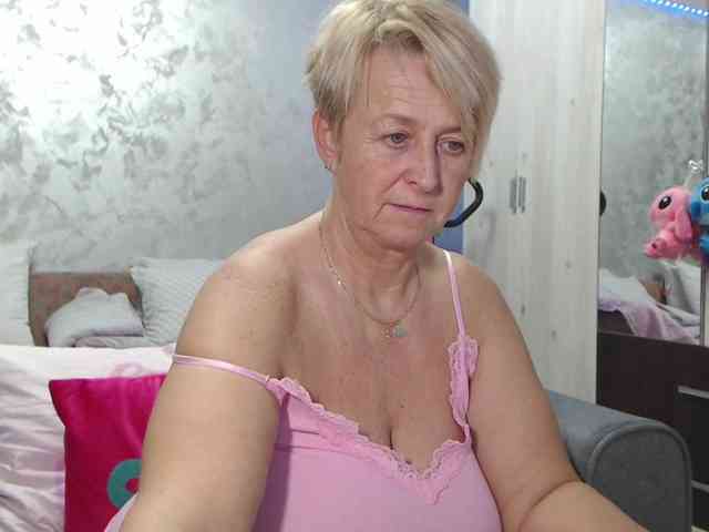 LovePinkLilli webcam