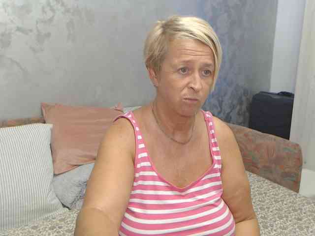 LovePinkLilli webcam