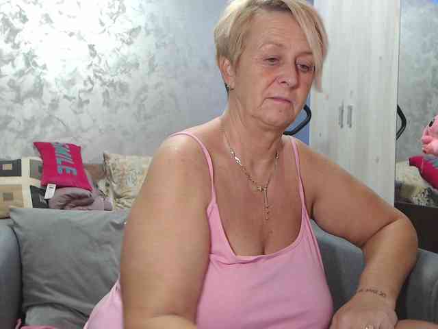 LovePinkLilli webcam