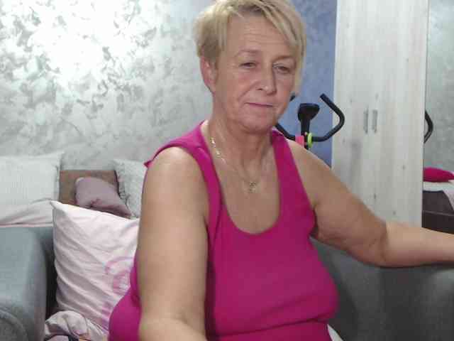 LovePinkLilli webcam