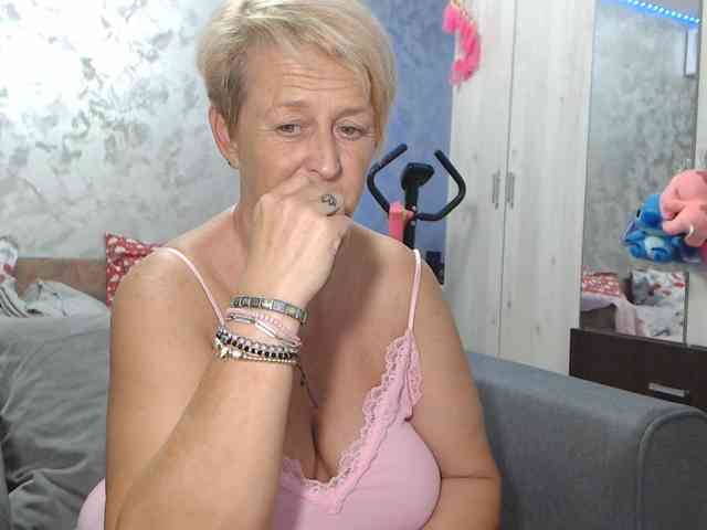 LovePinkLilli webcam