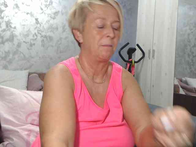 LovePinkLilli webcam