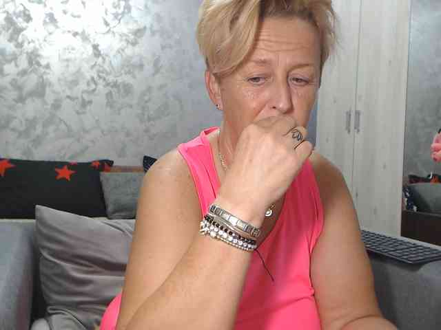 LovePinkLilli webcam