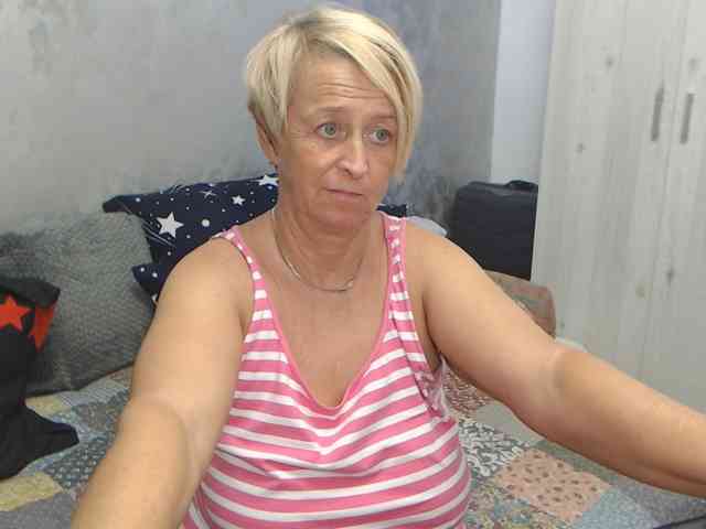LovePinkLilli webcam