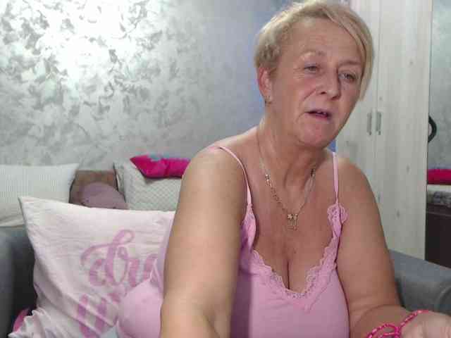 LovePinkLilli webcam