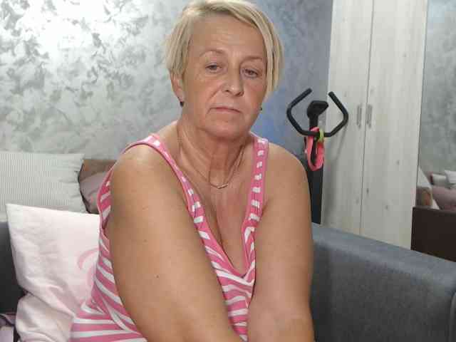 LovePinkLilli webcam