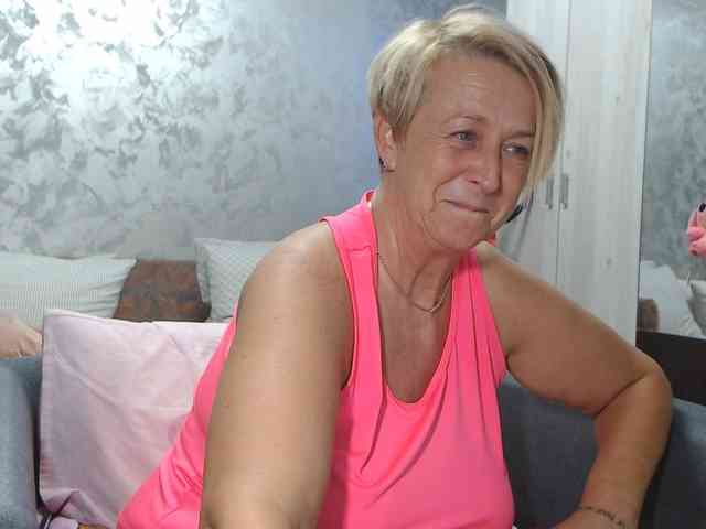 LovePinkLilli webcam