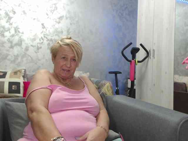 LovePinkLilli webcam