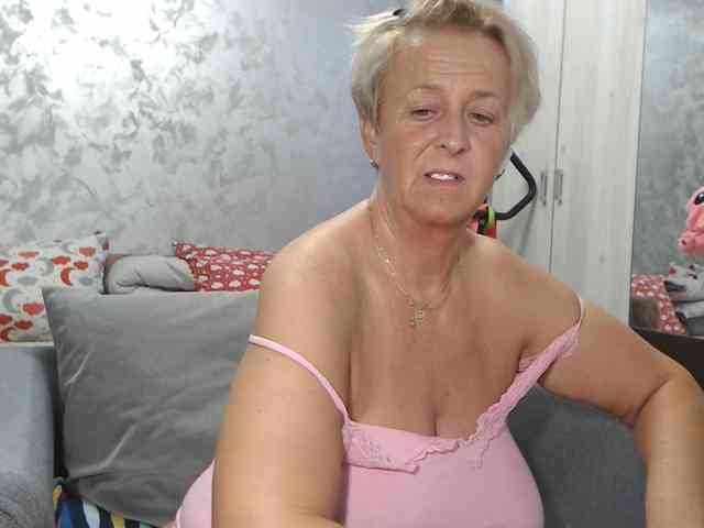 LovePinkLilli webcam