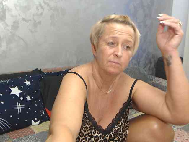 LovePinkLilli webcam