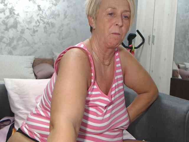 LovePinkLilli webcam