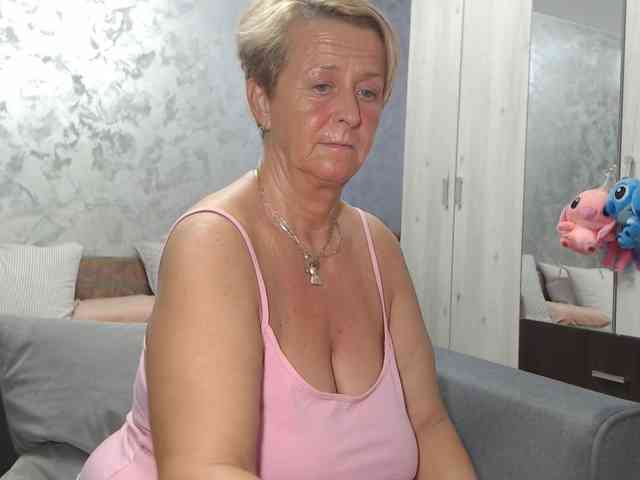 LovePinkLilli webcam