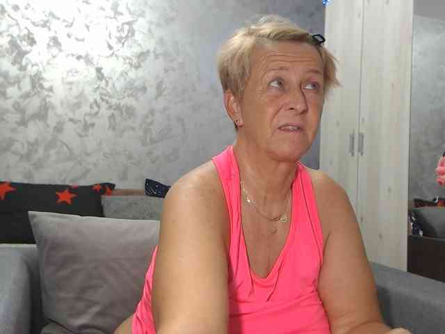 LovePinkLilli webcam