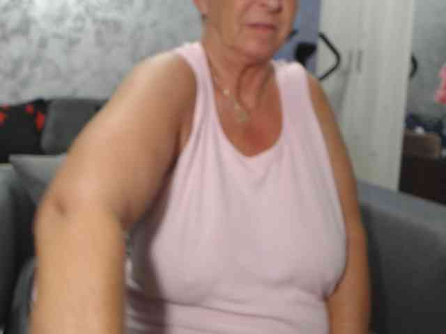 LovePinkLilli webcam