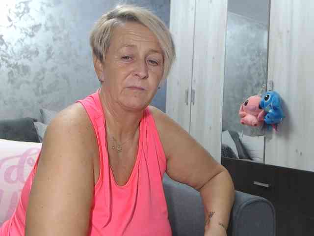 LovePinkLilli webcam