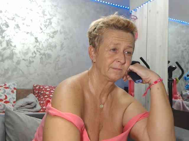 LovePinkLilli webcam
