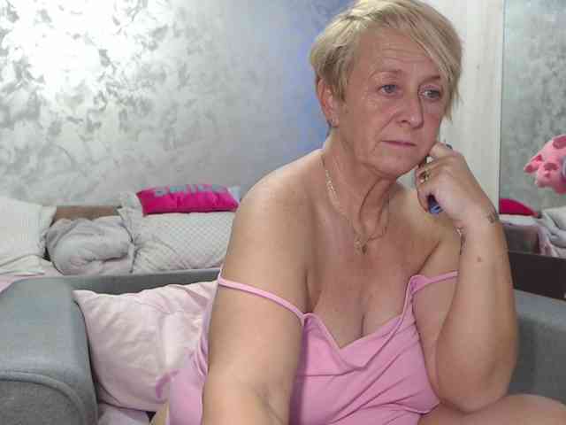 LovePinkLilli webcam