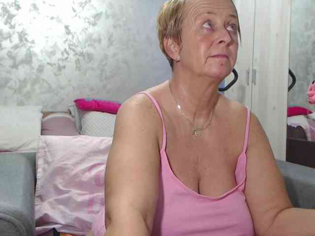 LovePinkLilli webcam