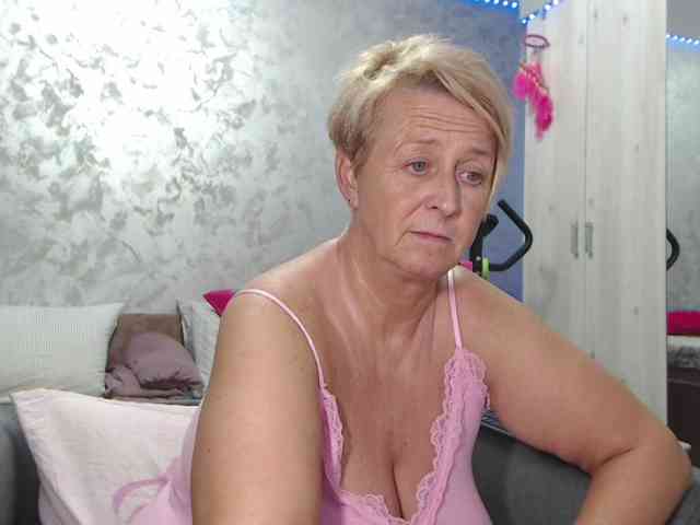 LovePinkLilli webcam