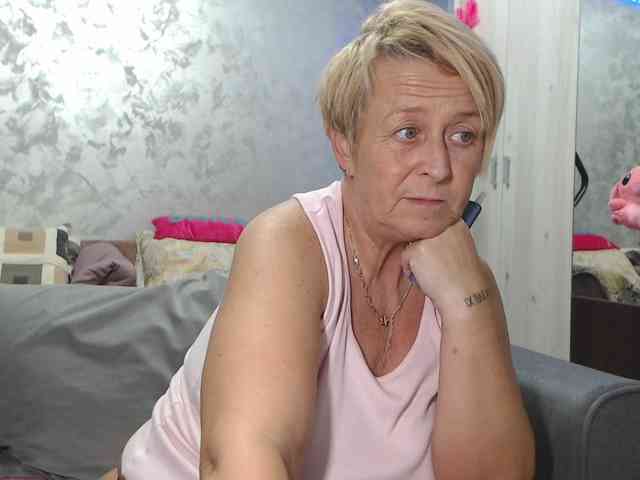 LovePinkLilli webcam