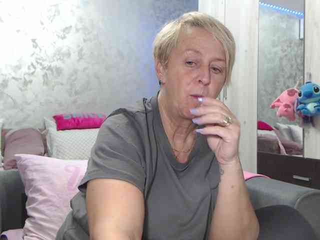 LovePinkLilli webcam