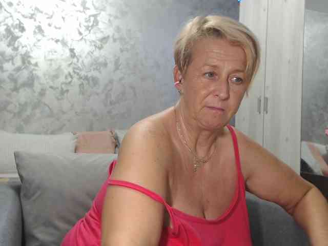 LovePinkLilli webcam