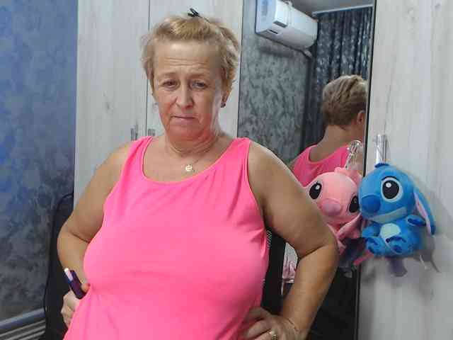 LovePinkLilli webcam
