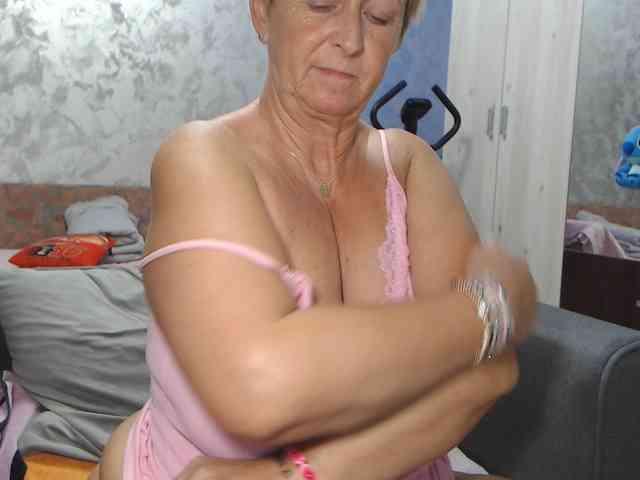 LovePinkLilli webcam