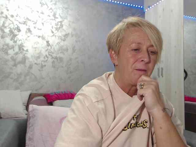 LovePinkLilli webcam